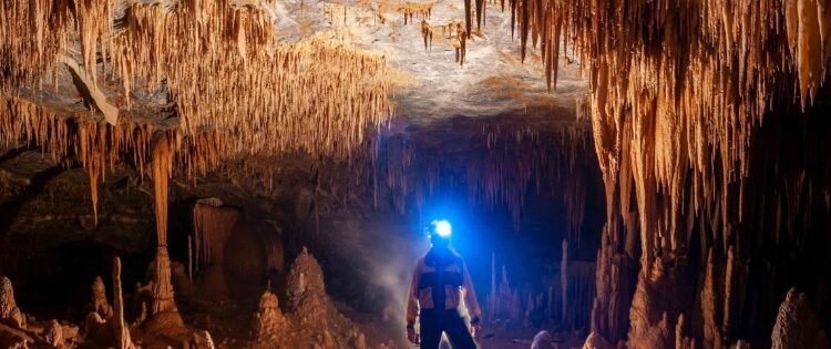 Parque Estadual Turístico Alto da Ribeira, em Iporanga, dá acesso ao maior pórtico do planeta, segundo o Guiness Book, com 215 metros de abertura: o pórtico da Casa de Pedra. (Divulgação)