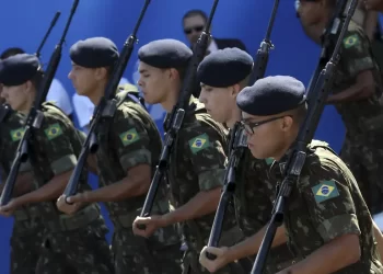 Estar em dia com as obrigações militares é indispensável para o jovem, pois o Certificado Militar é exigido para o ingresso em faculdades e universidades, tomar posse em concursos e cargos públicos, efetivação em empresas e emissão de passaporte. (Agência Brasil)