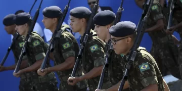 Estar em dia com as obrigações militares é indispensável para o jovem, pois o Certificado Militar é exigido para o ingresso em faculdades e universidades, tomar posse em concursos e cargos públicos, efetivação em empresas e emissão de passaporte. (Agência Brasil)