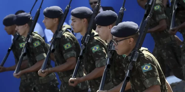 Estar em dia com as obrigações militares é indispensável para o jovem, pois o Certificado Militar é exigido para o ingresso em faculdades e universidades, tomar posse em concursos e cargos públicos, efetivação em empresas e emissão de passaporte. (Agência Brasil)