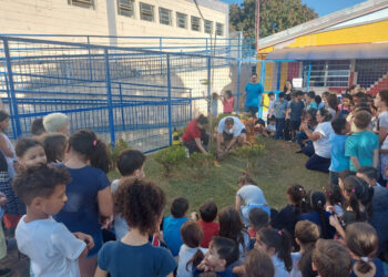 Alunos em palestra sobre educação ambiental. (Divulgação)
