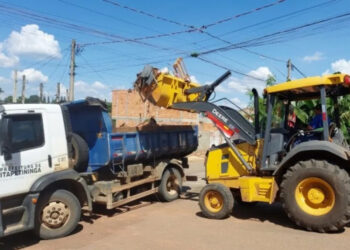 Caminhão sendo carregado com materiais inservíveis. (Divulgação)