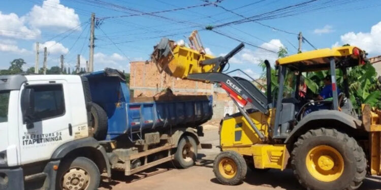 Caminhão sendo carregado com materiais inservíveis. (Divulgação)