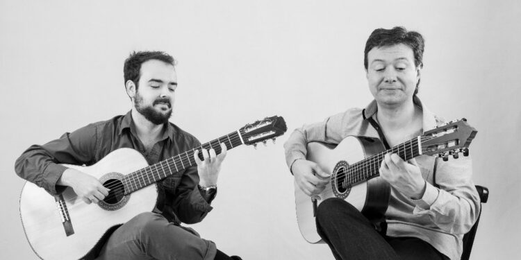 O Duo Acaicá surge da vontade de tocar um repertório voltado para o violão, mas não exclusivamente. (Divulgação)