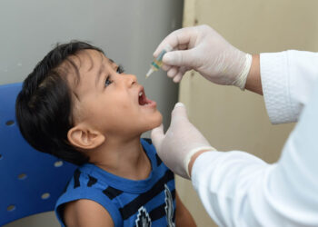 Criança tomando vacina. (Divulgação)
