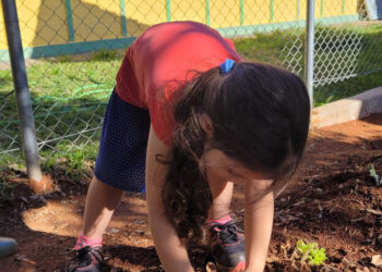 Aluna plantando. (Divulgação)