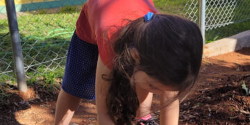 Aluna plantando. (Divulgação)