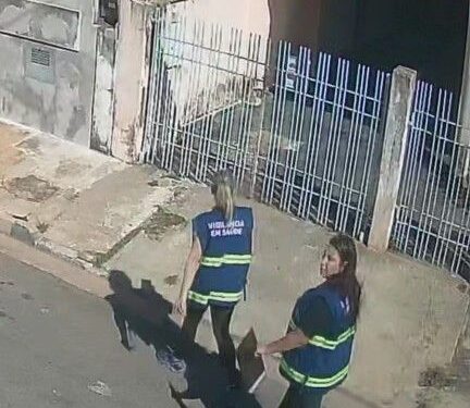 Nas imagens aparecem duas mulheres vestindo coletes azuis, onde se lê “Vigilância em Saúde” em amarelo. (Reprodução/Internet)