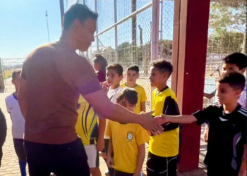 Ricardo Oliveira com alunos da Escolinha de futebol. (Divulgação)