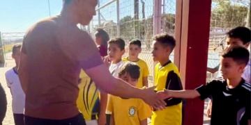 Ricardo Oliveira com alunos da Escolinha de futebol. (Divulgação)