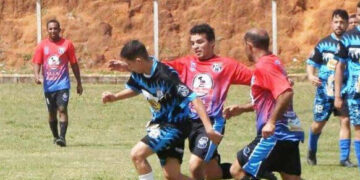 Jogadores jogando futebol. (Divulgação)