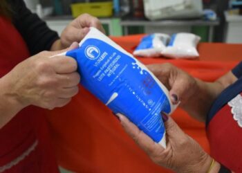 A fórmula do leite fornecido pelo Programa Vivaleite é fortificada com ferro e vitaminas A e D. Ao consumir o leite enriquecido, crianças e idosos em vulnerabilidade saem das estatísticas de anemia do país. (Divulgação)