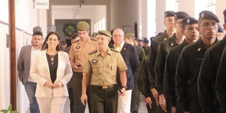 Simone Marquetto na Escola Preparatória de Cadetes do Exército. (Divulgação)