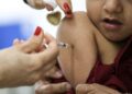 A poliomielite, também conhecida como paralisia infantil, é uma doença contagiosa que pode causar paralisia dos membros inferiores. A vacinação é a única forma eficaz de prevenção contra essa doença grave. (Agência Brasil)
