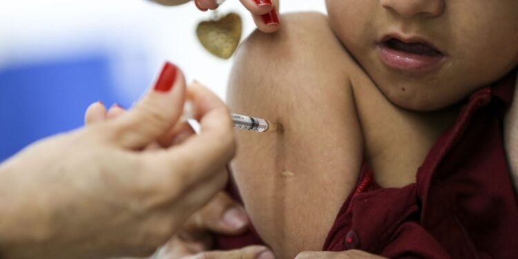 A poliomielite, também conhecida como paralisia infantil, é uma doença contagiosa que pode causar paralisia dos membros inferiores. A vacinação é a única forma eficaz de prevenção contra essa doença grave. (Agência Brasil)