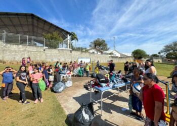 Moradores dos bairros Turvo dos Católicos e Biscoito Duro, área rural de Itapetininga, recebem agasalhos. (Divulgação)