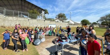 Moradores dos bairros Turvo dos Católicos e Biscoito Duro, área rural de Itapetininga, recebem agasalhos. (Divulgação)