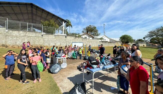 Moradores dos bairros Turvo dos Católicos e Biscoito Duro, área rural de Itapetininga, recebem agasalhos. (Divulgação)