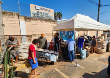 Os moradores podem trocar os papéis, papelão, plásticos, garrafas PET e latinhas que estão separados em casa. (Divulgação)