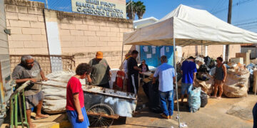 Os moradores podem trocar os papéis, papelão, plásticos, garrafas PET e latinhas que estão separados em casa. (Divulgação)