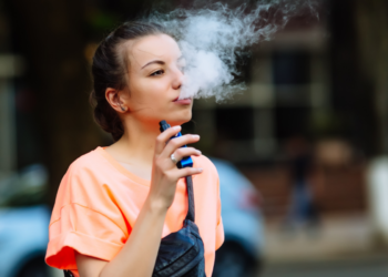O vape é um tipo de cigarro eletrônico que funciona aquecendo um líquido constituído por aromatizantes e nicotina, que então é inalado e exalado pelo seu usuário. (Divulgação)