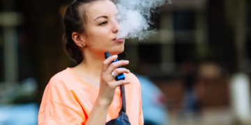 O vape é um tipo de cigarro eletrônico que funciona aquecendo um líquido constituído por aromatizantes e nicotina, que então é inalado e exalado pelo seu usuário. (Divulgação)