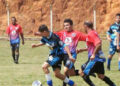 Jogadores disputam a bola em partida do Campeonato Varzeano. (Arquivo)