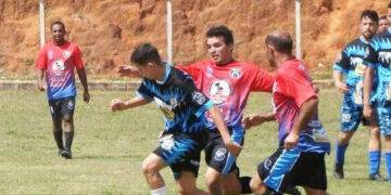 Jogadores disputam a bola em partida do Campeonato Varzeano. (Arquivo)