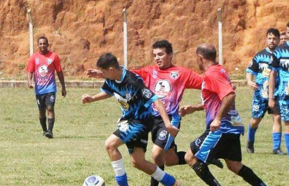 Jogadores disputam a bola em partida do Campeonato Varzeano. (Arquivo)