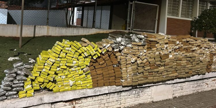 A Polícia Militar, com apoio da Guarda Civil, apreendeu 742 tabletes (599 kg) de maconha em uma van, na cidade de Cesário Lange. (Divulgação/Polícia Militar)