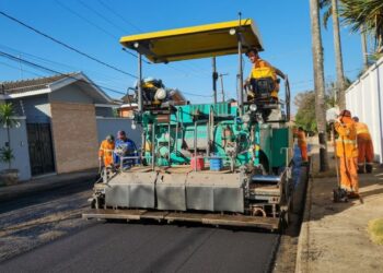 Além da renovação do pavimento asfáltico, as melhorias contemplam também a instalação de novas calçadas, sarjetas e sarjetões. (Divulgação)