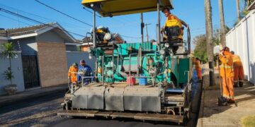 Além da renovação do pavimento asfáltico, as melhorias contemplam também a instalação de novas calçadas, sarjetas e sarjetões. (Divulgação)