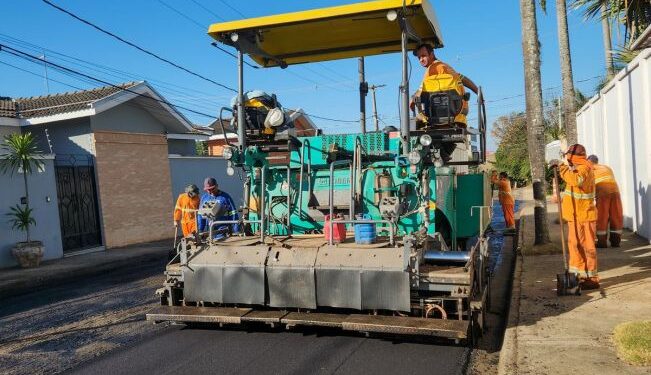 Além da renovação do pavimento asfáltico, as melhorias contemplam também a instalação de novas calçadas, sarjetas e sarjetões. (Divulgação)
