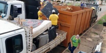 A orientação da Vigilância Epidemiológica é para que os moradores separem e coloquem em suas calçadas todos itens inservíveis que possam acumular água. (Divulgação)