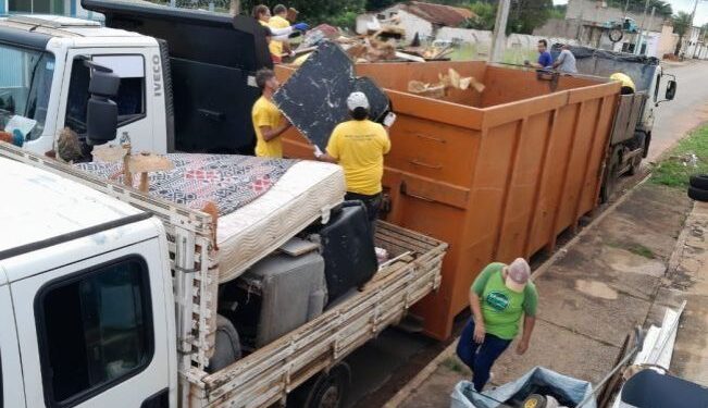 A orientação da Vigilância Epidemiológica é para que os moradores separem e coloquem em suas calçadas todos itens inservíveis que possam acumular água. (Divulgação)