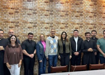 A deputada federal Simone Marquetto (MDB-SP) durante encontro que reuniu padres da Diocese de Itapetininga e o ex-técnico da seleção de basquete, José Neto. (Divulgacão)