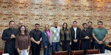 A deputada federal Simone Marquetto (MDB-SP) durante encontro que reuniu padres da Diocese de Itapetininga e o ex-técnico da seleção de basquete, José Neto. (Divulgacão)
