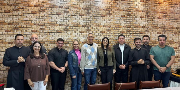 A deputada federal Simone Marquetto (MDB-SP) durante encontro que reuniu padres da Diocese de Itapetininga e o ex-técnico da seleção de basquete, José Neto. (Divulgacão)