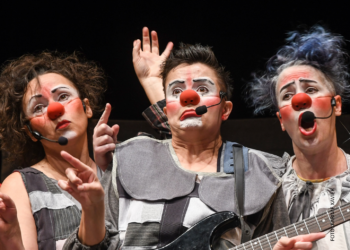 Três palhaces realizam um show musical para contar a história de pessoas sem tempo que viviam presas em um mundo descolorido e pensamentos encaixotados. (Divulgação)