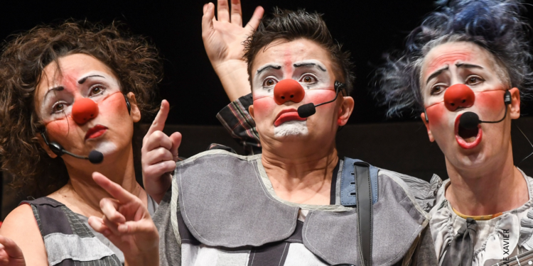 Três palhaces realizam um show musical para contar a história de pessoas sem tempo que viviam presas em um mundo descolorido e pensamentos encaixotados. (Divulgação)