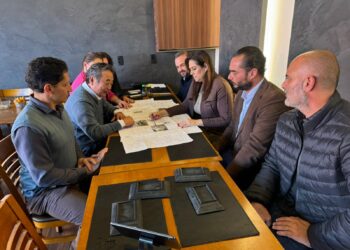 A deputada federal Simone Marquetto (MDB-SP) foi recebida pelo presidente da Comissão Administrativa do HLOB, Hélio Keichi Mori. (Divulgação)