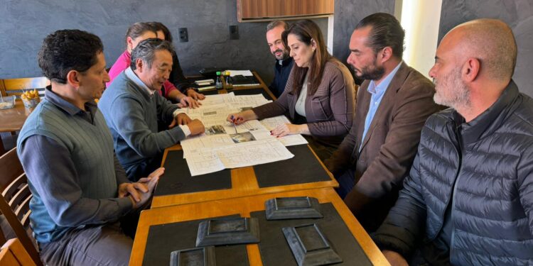 A deputada federal Simone Marquetto (MDB-SP) foi recebida pelo presidente da Comissão Administrativa do HLOB, Hélio Keichi Mori. (Divulgação)