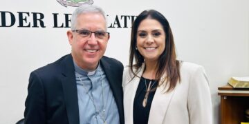 A deputada federal Simone Marquetto (MDB) e Dom Devair Araújo da Fonseca, Bispo Diocesano de Piracicaba. (Divulgação)