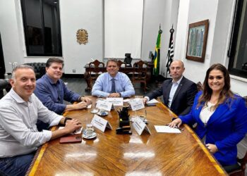 A deputada federal Simone Marquetto (MDB-SP) acompanha com o governador do Estado de São Paulo, Tarcísio de Freitas, (Divulgação)