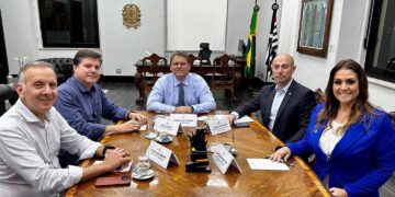A deputada federal Simone Marquetto (MDB-SP) acompanha com o governador do Estado de São Paulo, Tarcísio de Freitas, (Divulgação)