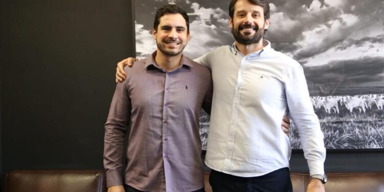 O ex-vereador de Capão Bonito, Matheus Francatto e o Secretário de Estado da Agricultura do Estado de São Paulo, Guilherme Piai. (Divulgação)