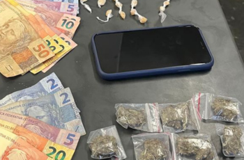 Foram localizados cocaína, crack, maconha, R$ 180 em espécie e um aparelho celular. (Divulgação)