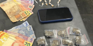 Foram localizados cocaína, crack, maconha, R$ 180 em espécie e um aparelho celular. (Divulgação)