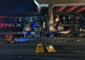 Ônibus se chocou contra pilar de sustentação de viaduto da Rodovia Francisco da Silva Pontes (SP-127) em Itapetininga (Artesp/reprodução)