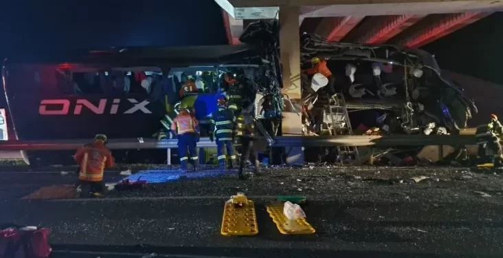 Ônibus se chocou contra pilar de sustentação de viaduto da Rodovia Francisco da Silva Pontes (SP-127) em Itapetininga (Artesp/reprodução)